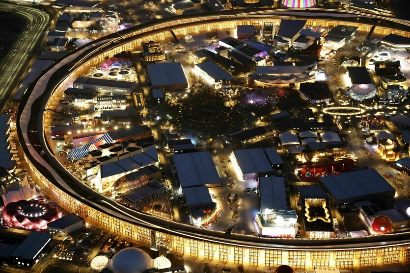 Luftbild der Expo Osaka bei Nacht.