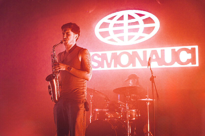 Ein Saxophonist auf einer Bühne in rotem Licht