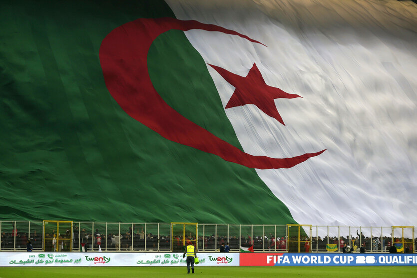 Qualifikationsspiel für die WM 2026 zwischen Algerien und Mosambik in Tizi Ouzou - Eine gigantische Flagge Argentinies hängt über den Stadionrängen