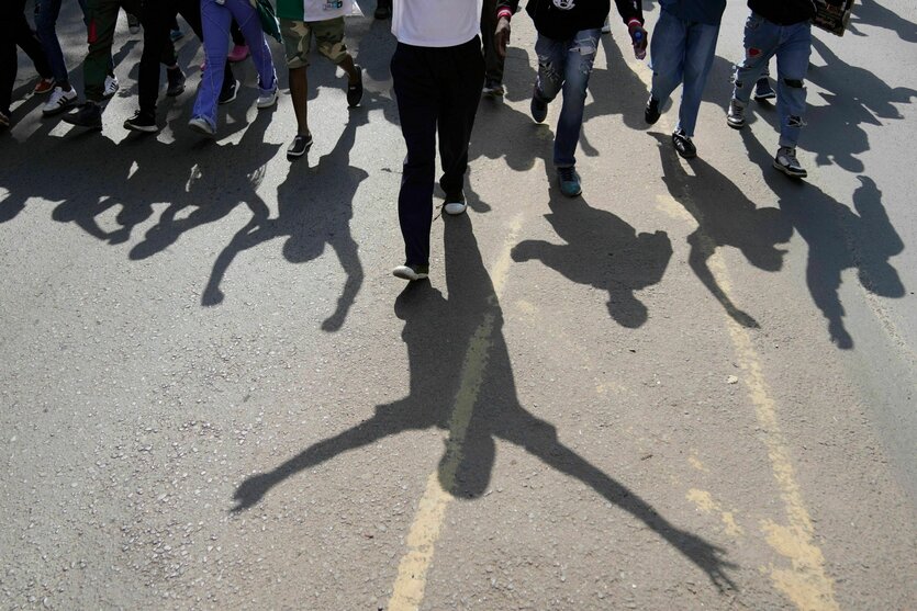 Demonstranten heben ihre Hände, als die Polizei während einer Demonstration in der Innenstadt von Nairobi Tränengas auf sie abfeuert