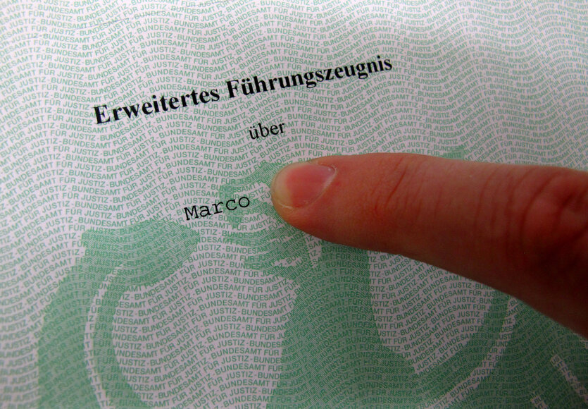 Ein Finger zeigt auf einen Ausschnitt aus einem Führungszeugnis