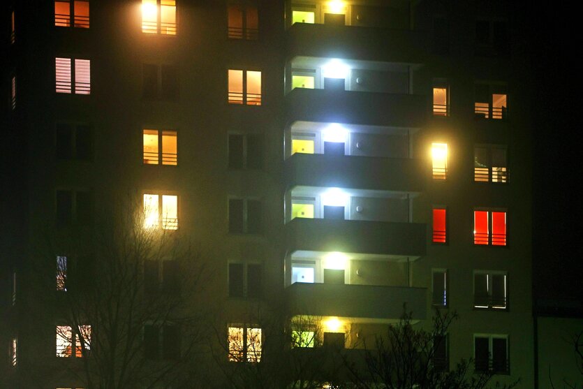 Ein Hochhaus in der Nacht, die Fenster sind erleuchtet