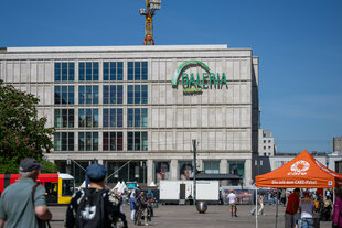 Die Außenansicht der Galeria Kaufhof Filiale am Alexanderplatz.