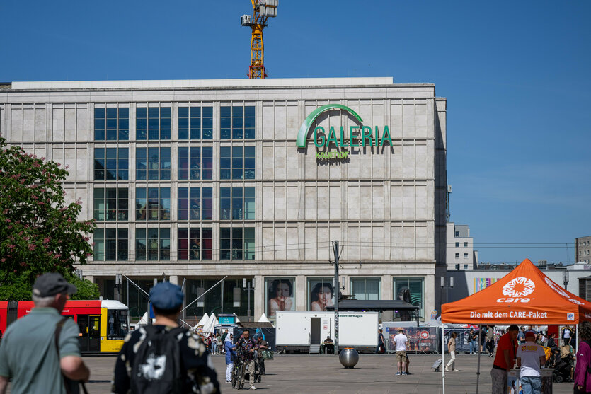 Die Außenansicht der Galeria Kaufhof Filiale am Alexanderplatz.