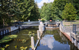 Das Schifffahrtszeichen «Durchfahrt verboten» hängt an der Schleuse in Groß Wasserburg
