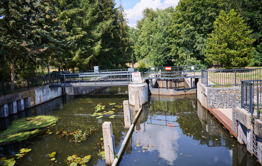 Das Schifffahrtszeichen «Durchfahrt verboten» hängt an der Schleuse in Groß Wasserburg