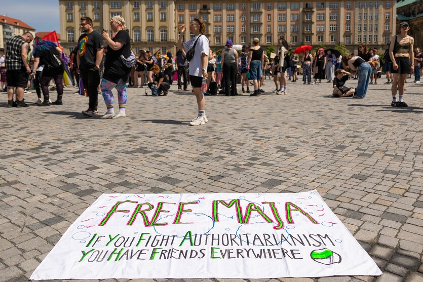 Ein Banner "Free Maja" liegt vor einer Kundgebung in Dresden