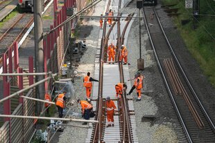 Bauarbeiter arbeiten im August 2024 an den Gleisen auf der Bahnstrecke zwischen Hamburg und Berlin.