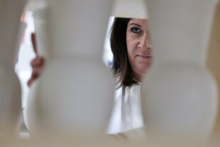 Katharina Günther-Wünsch (CDU), Berliner Senatorin für Bildung, Jugend und Familie, räumt ein Regal mit Vasen ein in der Königlichen Porzellan-Manufaktur