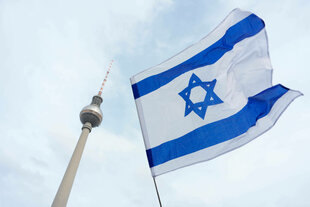 Eine Israel-Flagge mit dem Berliner Fernsehturm