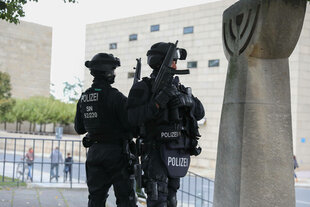 Zwei schwerbewaffnete Polizisten vor der Dresdner Synagoge