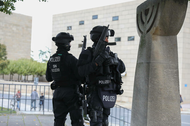Zwei schwerbewaffnete Polizisten vor der Dresdner Synagoge