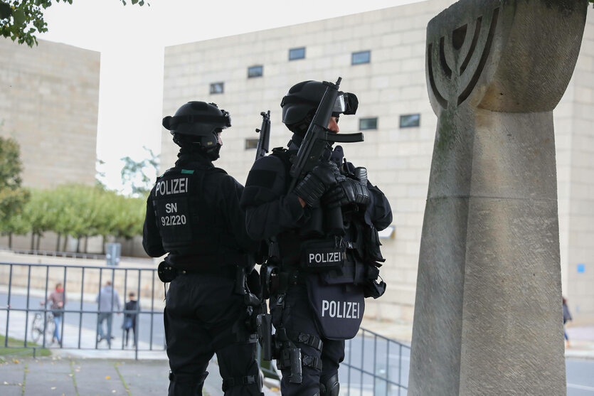 Zwei schwerbewaffnete Polizisten vor der Dresdner Synagoge