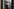 Eine Person ist anonymisiert hinter einer Scheibe fotografiert.