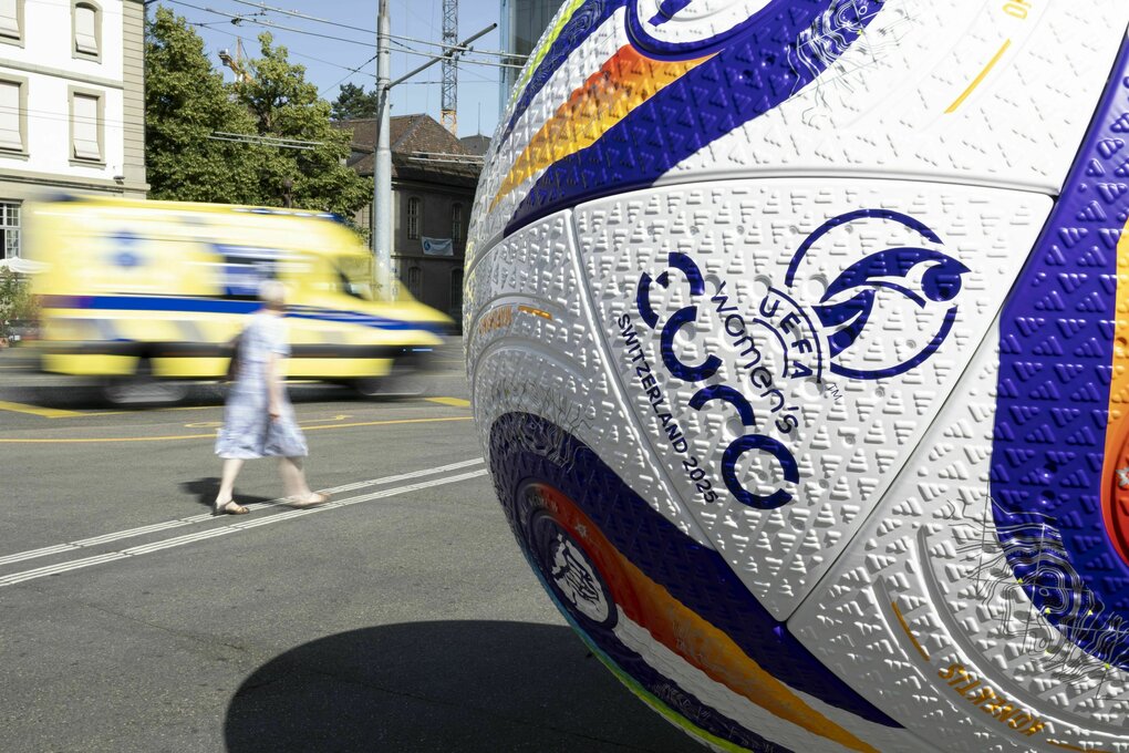 Stadtszene in Bern - mit Fußball