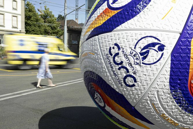 Stadtszene in Bern - mit Fußball