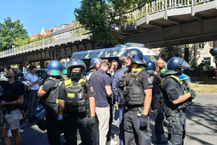 Viele Polizist:innen umringen AfDler an der Skalitzer Straße. Einer der Rechten hat offenbar ein Ei abbekommen
