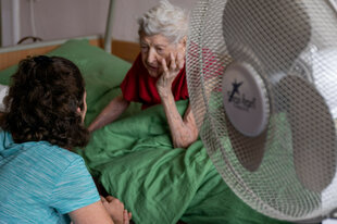 Die Pflegerin spricht mit einer pflegebedürftigen Seniorin