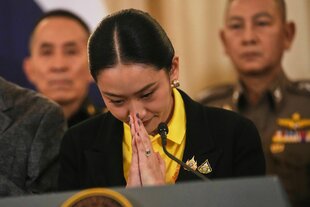 Thailands jetzt suspendierte Ministerpräsidentin Paetongtarn Shinawatra mit demütigem buddhistischen Gruß