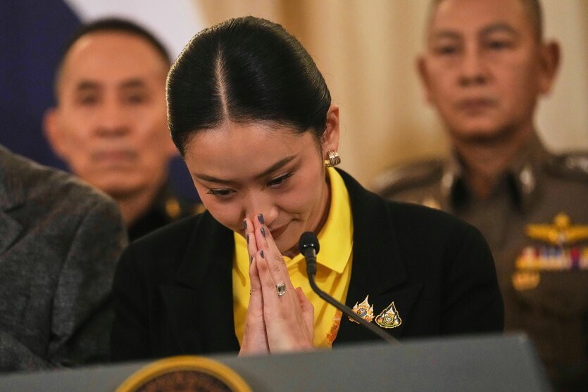 Thailands jetzt suspendierte Ministerpräsidentin Paetongtarn Shinawatra mit demütigem buddhistischen Gruß