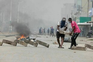 Zwei Demonstranten errichten eine Straßenblockade in der Hauptstadt Lome