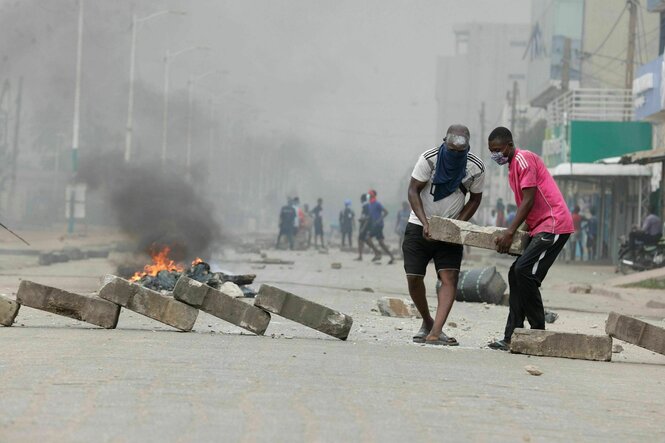 Zwei Demonstranten errichten eine Straßenblockade in der Hauptstadt Lome