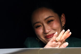 Thailands Ministerpräsidentin Paetongtarn Shinawatra winkt mit der Hand