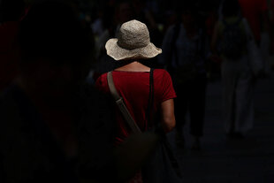 Rückenansicht einer Frau mit einem Sonnenhut