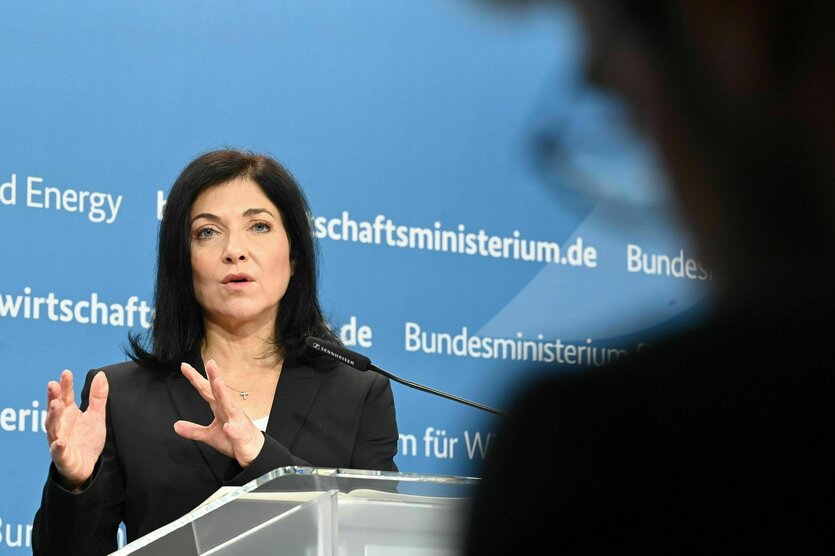 Bundeswirtschaftsministerin Katherina Reiche (CDU) spricht bei einer Pressekonferenz
