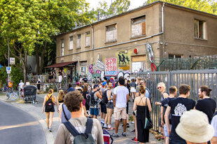 Menschen stehen Schlange vor dem Club About Blank in Friedrichshain.