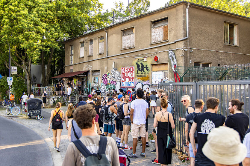Menschen stehen Schlange vor dem Club About Blank in Friedrichshain.