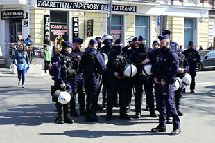 Eine Gruppe polnischer Polzisten am Grenzübergang Görlitz/Zgorzelec