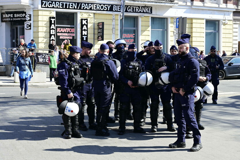 Eine Gruppe polnischer Polzisten am Grenzübergang Görlitz/Zgorzelec