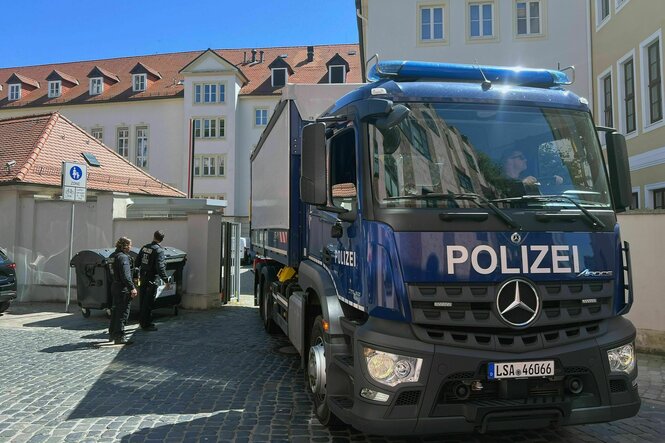 Ein Fahrzeug der Polizei steht in der Nähe des Landtages in Magdeburg