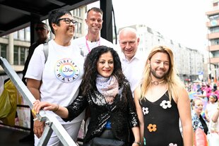 Das Bild zeigt Berlins Regierungschef Kai Wegner (CDU) und Sozialsenatorin Cansel Kiziltepe (SPD) beim CSD 2023.