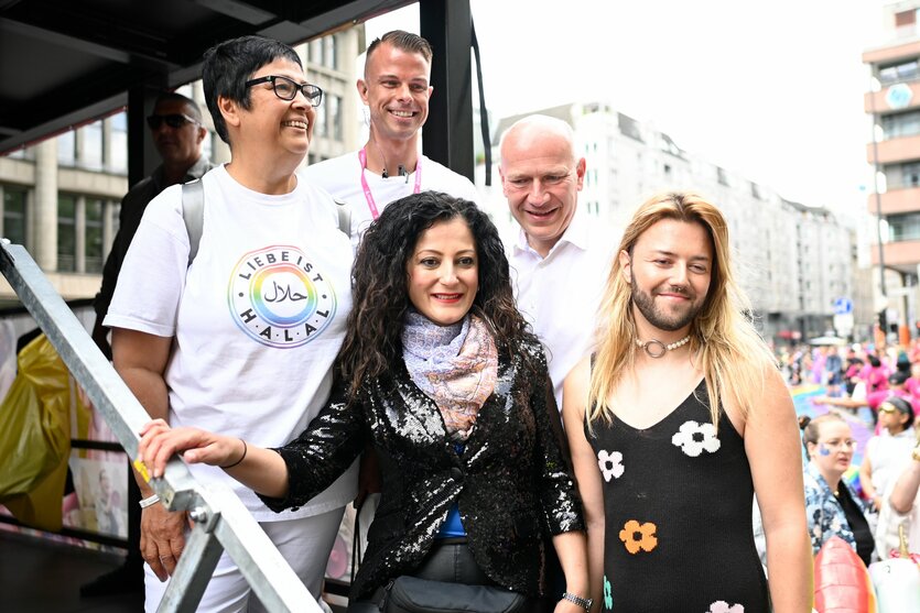 Das Bild zeigt Berlins Regierungschef Kai Wegner (CDU) und Sozialsenatorin Cansel Kiziltepe (SPD) beim CSD 2023.