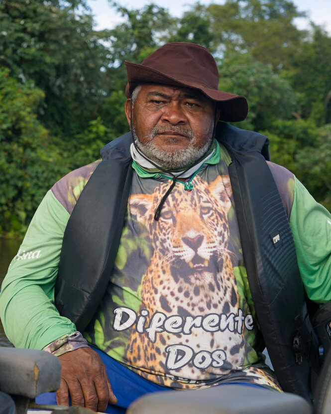 Eine Person mitr einem Jaguar auf dem Shirt.