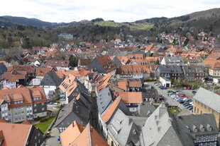 Blick über Dächer einer Altstadt, im Hintergrund der Harz