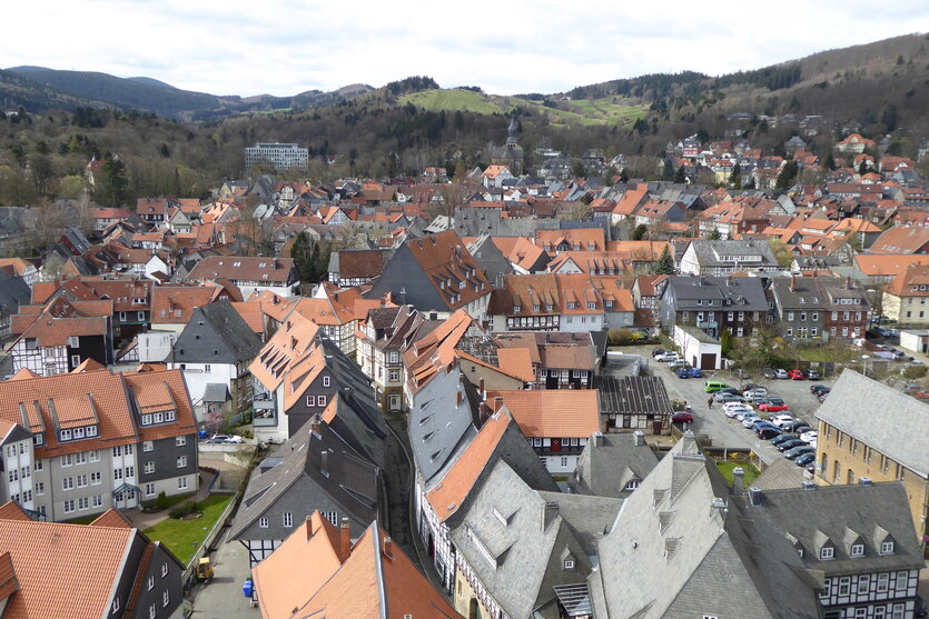 Blick über Dächer einer Altstadt, im Hintergrund der Harz