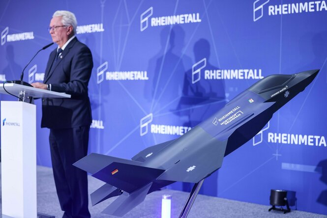 Ein Modell des F35 Kampfjets und Armin Papperger, Vorstandsvorsitzender des Rüstungskonzerns Rheinmetall