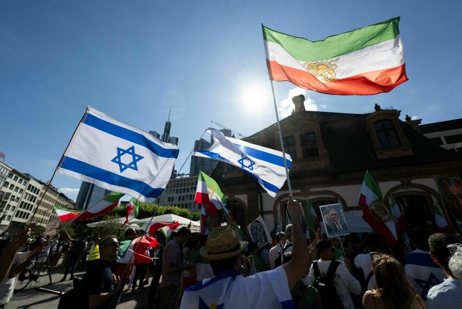 Demonstranten mit israelischer und früherer iranischer Flagge aus den Zeiten des Schahs