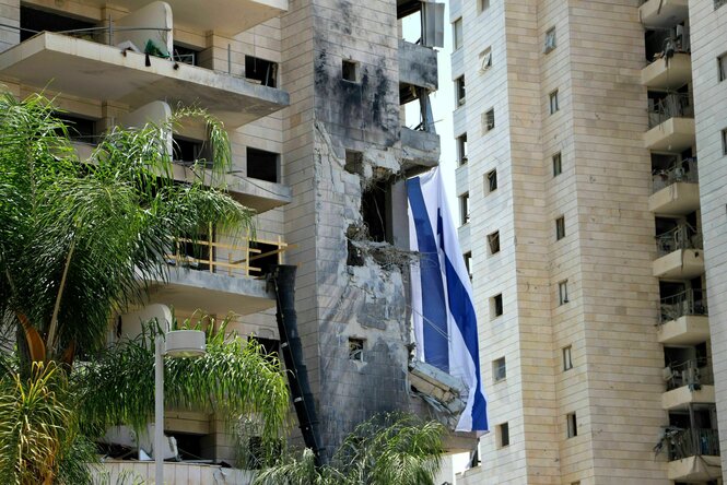 Ein teils zerstörtes Haus mit Israelflagge