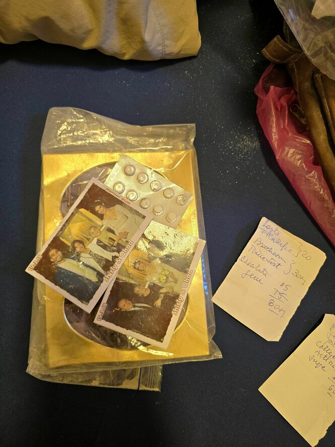 Fotos, Tabletten, Zettel liegen auf einem Sofa
