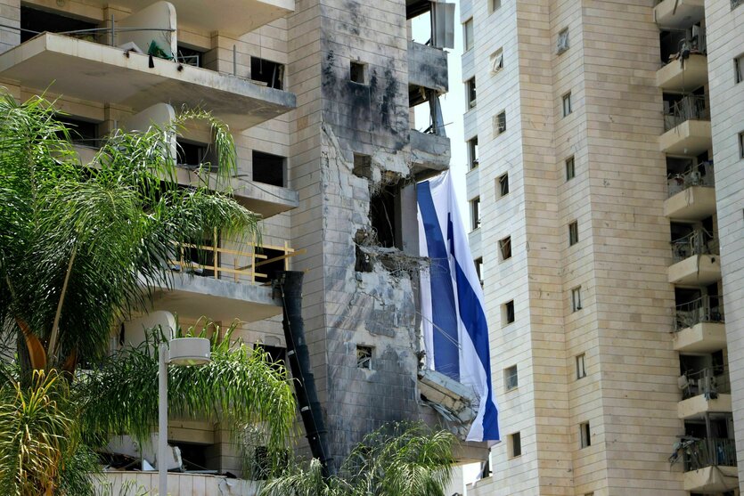 Ein teils zerstörtes Haus mit Israelflagge