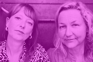 Susanne Götze und Annika Joeres schauen in die Kamera. Götze hat den Kopf nach rechts geneigt, trägt kleine Kreolen und ein blumengemustertes Hemd. Joeres, rechts daneben, trägt ein feingestreiftes Hemd. Das Foto ist eingefärbt im markanten Magenta des Dissens-Podcasts.
