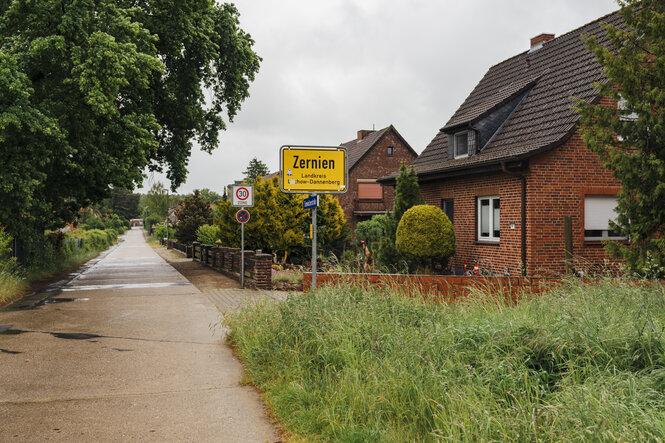 Ortseingang mit Schild von Zernien.