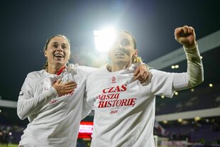 Zwei Fußballerinnen feiern ihren Sieg