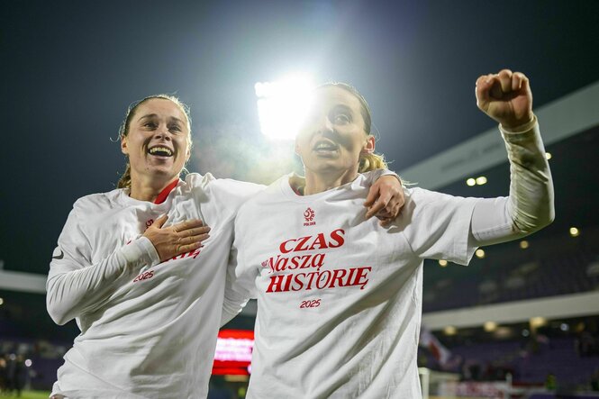 Zwei Fußballerinnen feiern ihren Sieg