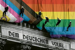 Gewerbekletterer rollen die Verhüllungsplanen für den Berliner Reichstag vom Giebel des Bauwerks ab, Direkt über dem Haupteingang und der Schrift "Dem Deutschen Volke"
