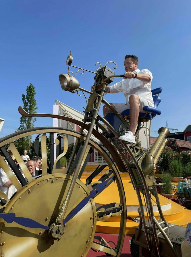 Ein Mann sitzt auf einem Hochrad